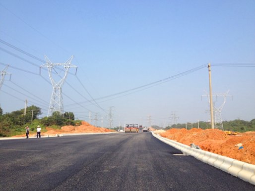 官莲湖路大军山段（通顺河路—长山路）右幅机动车道沥青摊铺完成